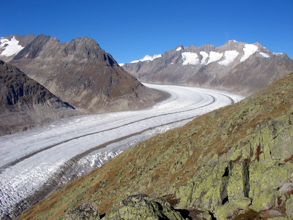Alpes : sommet et  route enneigée