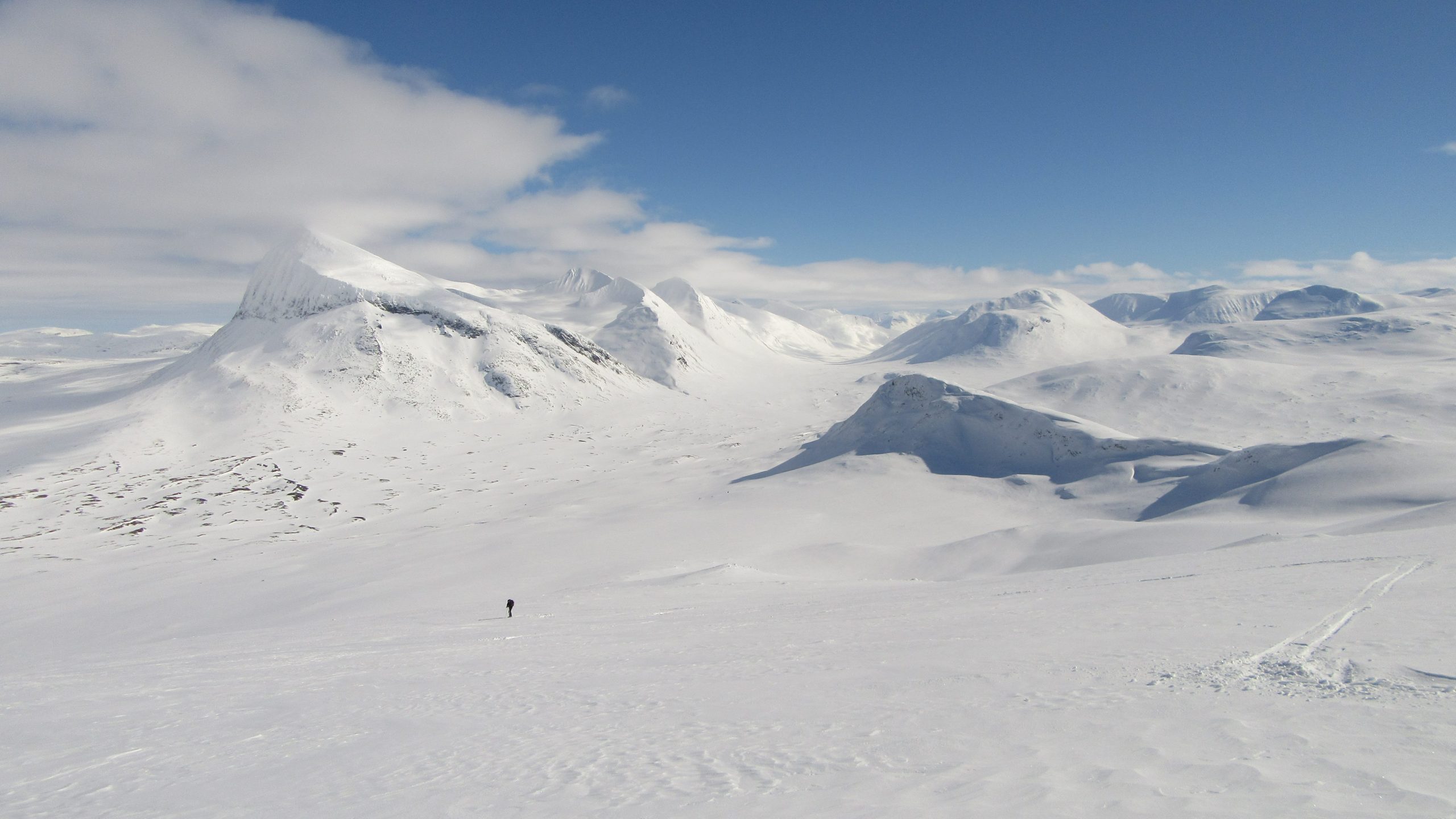 Skieur isolé dans les sommets 