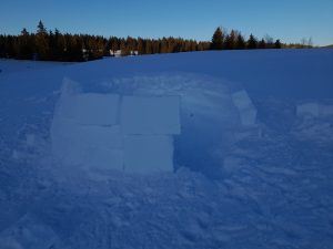 Construction igloo neige